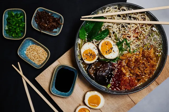 男子 ダイエット: なぜ彼らは月を見てラーメンを食べたくなるのか？