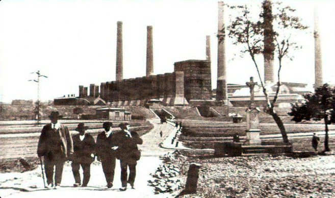 Elektrownia został wybudowana w 1898 roku, miała wtedy moc 0,84 MW. W 1902 r. zainstalowano 2 największe generatory z produkowanych wówczas w Europie - maszyny parowo tłokowe, które napędzały generatory o mocy 2,5 MW kazdy. Obecnie najstarsza elektrownia na ziemiach polskich została zlikwidowana.